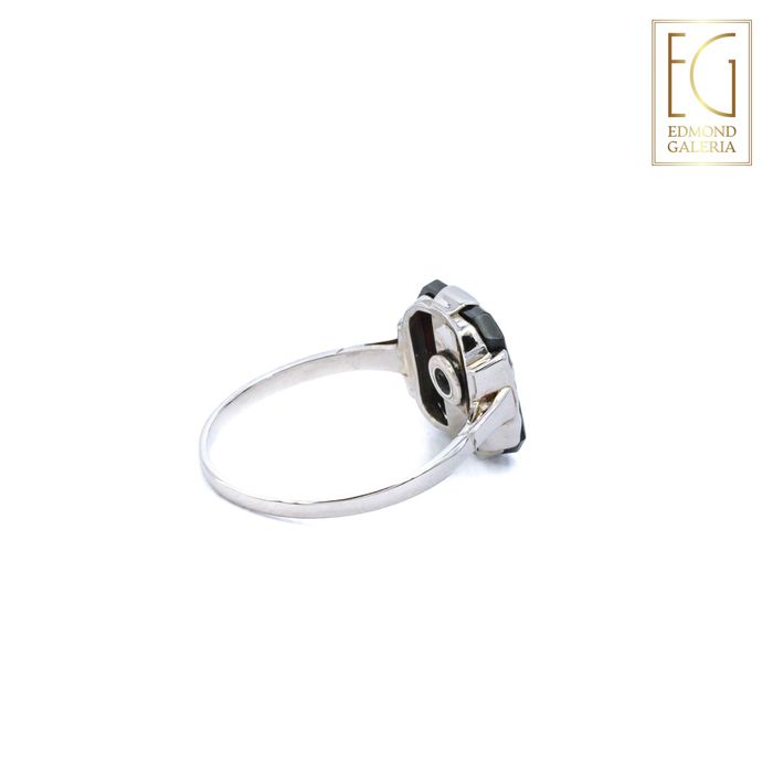 Inel Art Deco din aur alb și platină, decorat cu onix și diamant