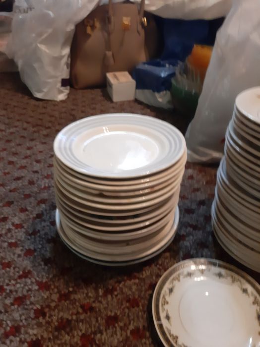 Посуда разная,тарелки-чайники.