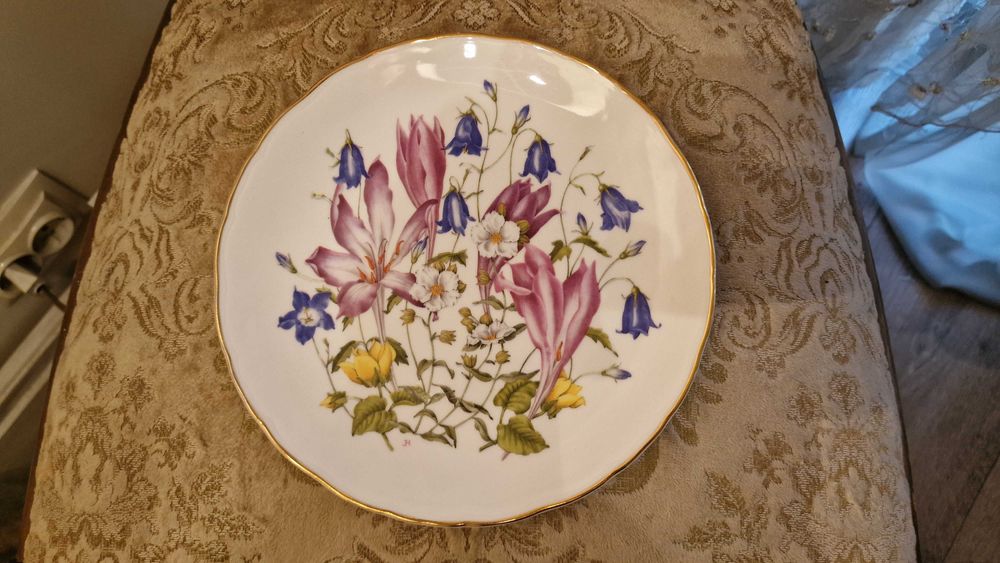 Royal Albert– костен порцелан.