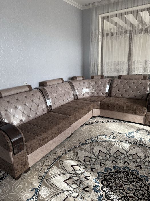 Кухонный уголок с пуфиками