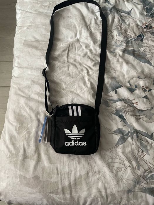 Продавам чантичка Adidas original.