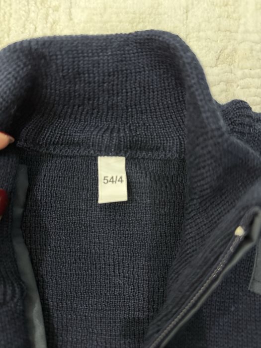 Продам свитер новый