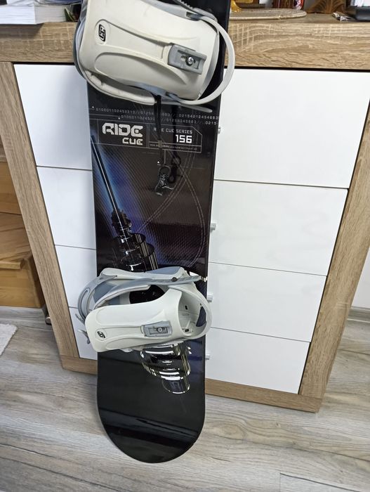 Vând placă de snowboard Ride
