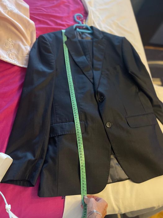 Vand costum Boss nou nefolosit!