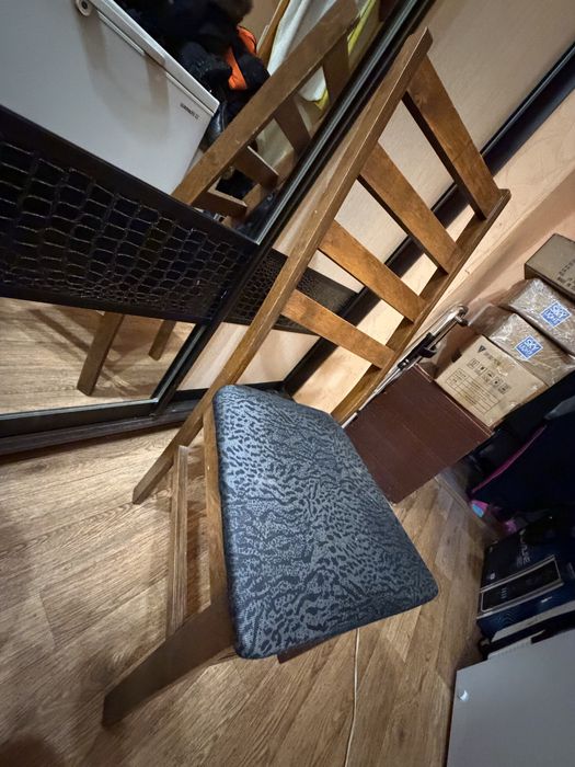 Продам б/у 6 стульев