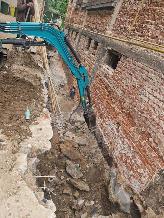 Miniexcavator de închiriat