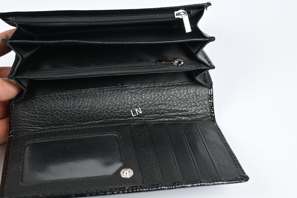 Дамско портмоне от естествена кожа лак