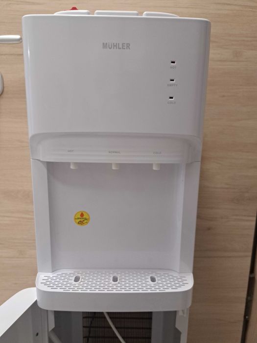 Диспенсер за топла и студена вода "Мюлер"