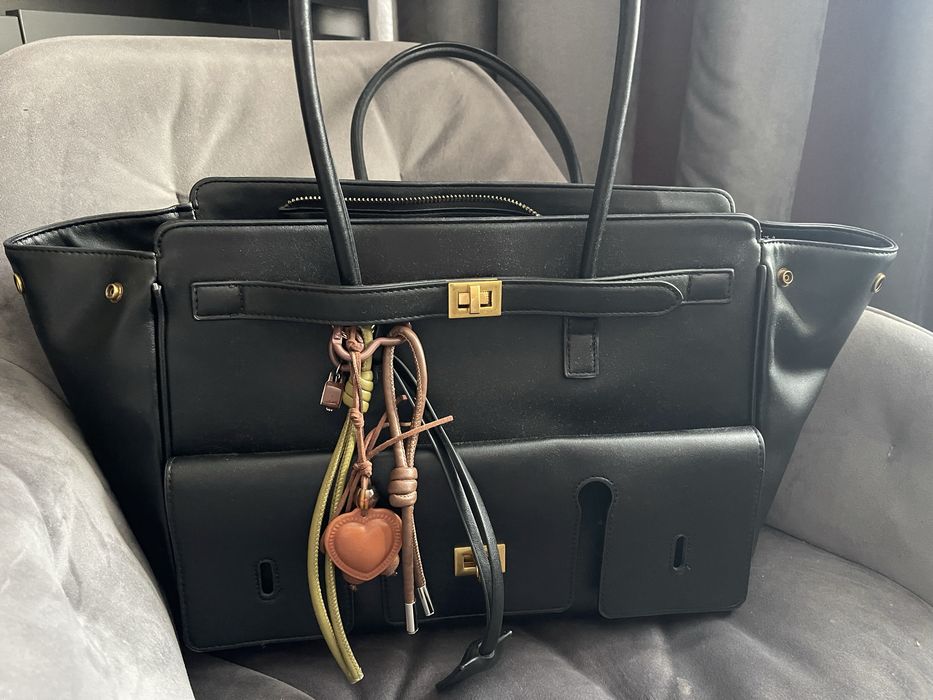 Дамска чанта по модел bel air на световната марка Balenciaga