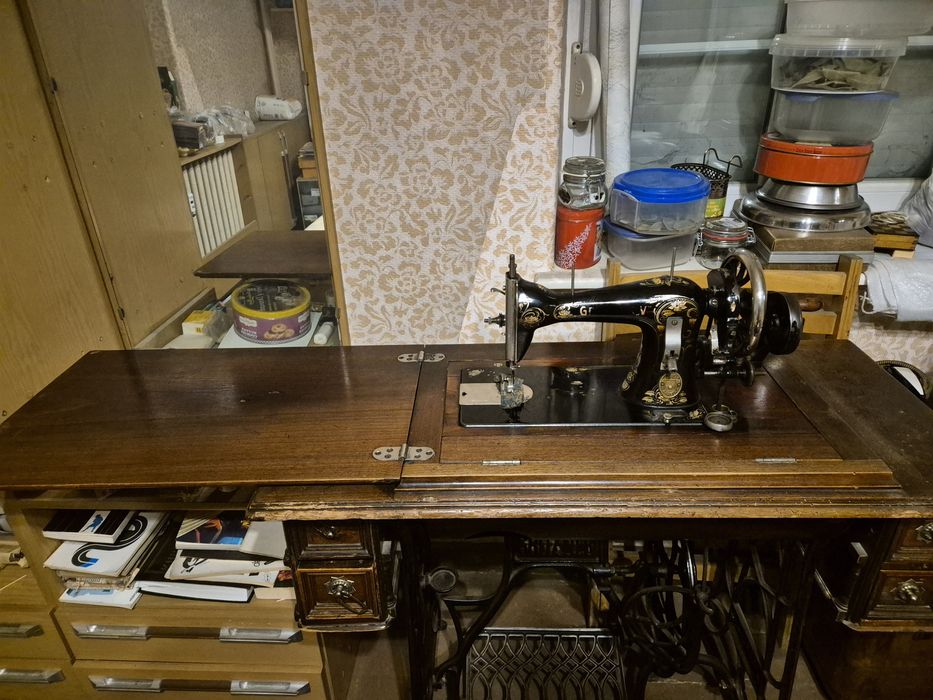 Колекционерски, крачна шевна машина