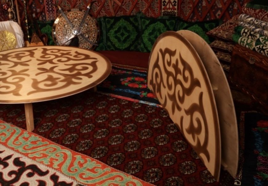 Стол (қазақша стол) с 4 стульчиками, 150 диаметр