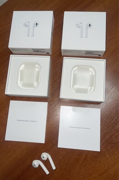 Продам коробку airpods и два правых наушника рабочих