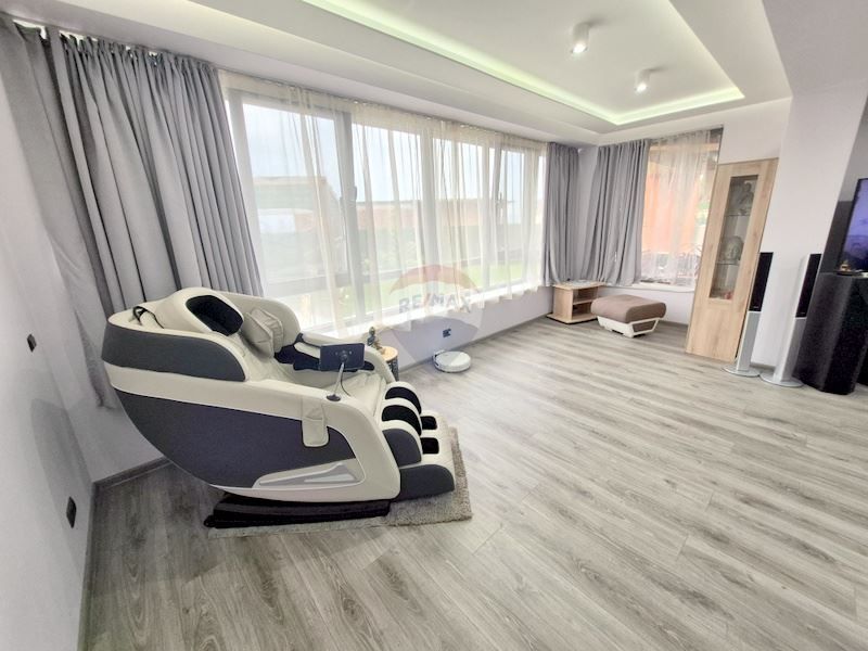 Дава се под наем Тристаен апартамент в Варна, Бриз - 160 кв.м за 1100 € - Снимка #2