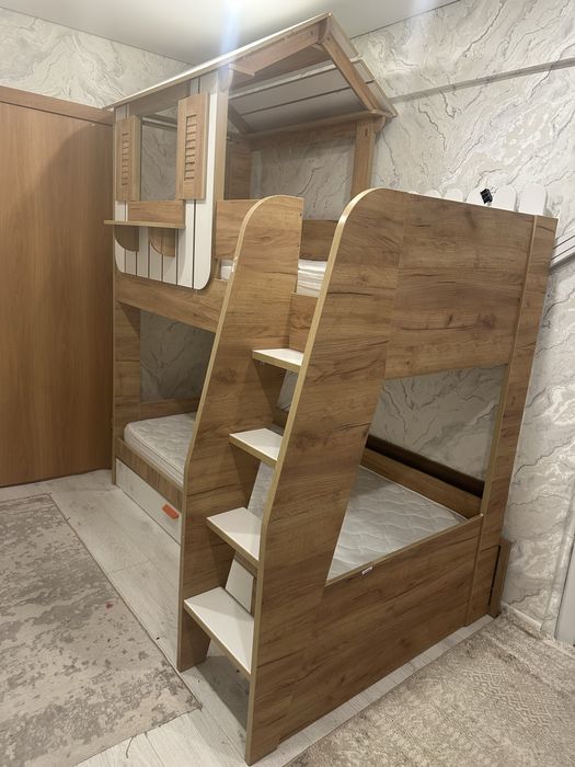 Продаётся детская двухъярусная кровать-домик