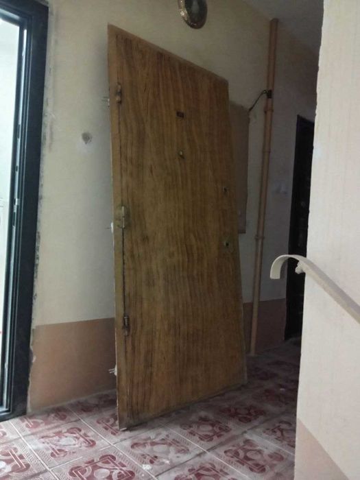 продается бу железный дверь и чугунный батареи