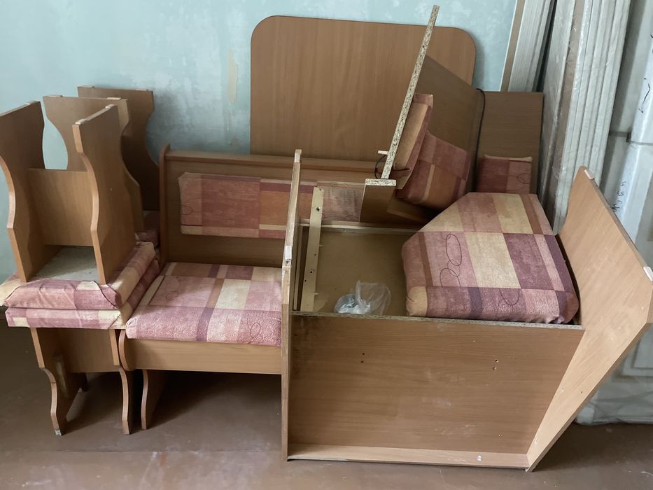 Кухонный стол со стульями