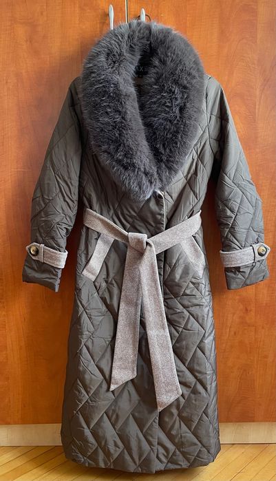 Haină groasă de iarnă, maro cu blană. Mărimea 40