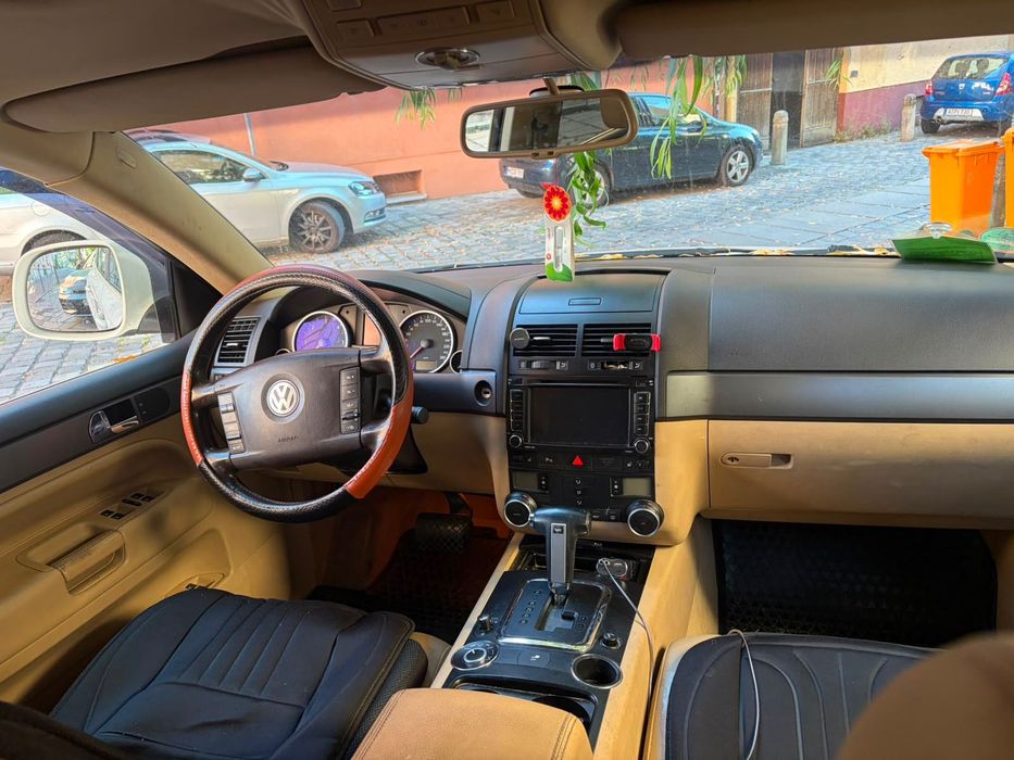 Vând VW Touareg 3.0 TDI, o mașină spațioasă, confortabilă și foarte bine întreținută.