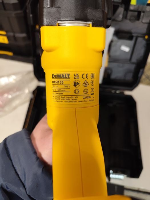 Супер промо Акумулаторен безчетков перфоратор DeWALT DCH133M1 комплект