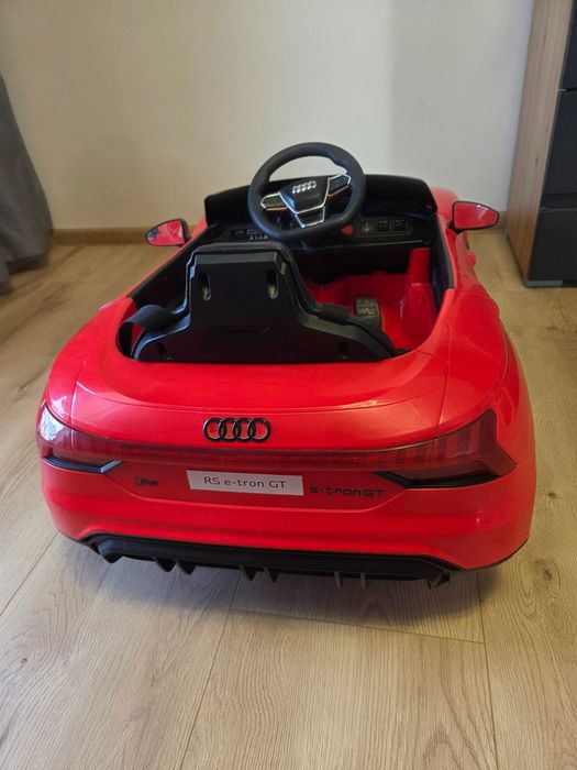 Продавам акумулаторна кола Audi RS E-TRON 12V
