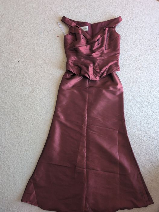 Ținuta de gală, din tafta, roșu burgundi, mărimea 36-38.  Corsetul  pică pe umeri,fusta e tip sirena