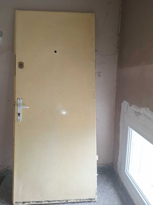 Метална входна врата с патрон