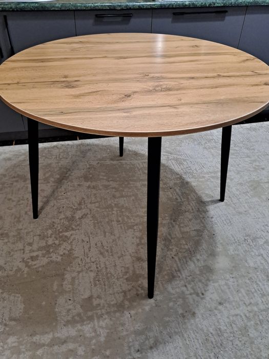 Продам круглый отличный стол 100см