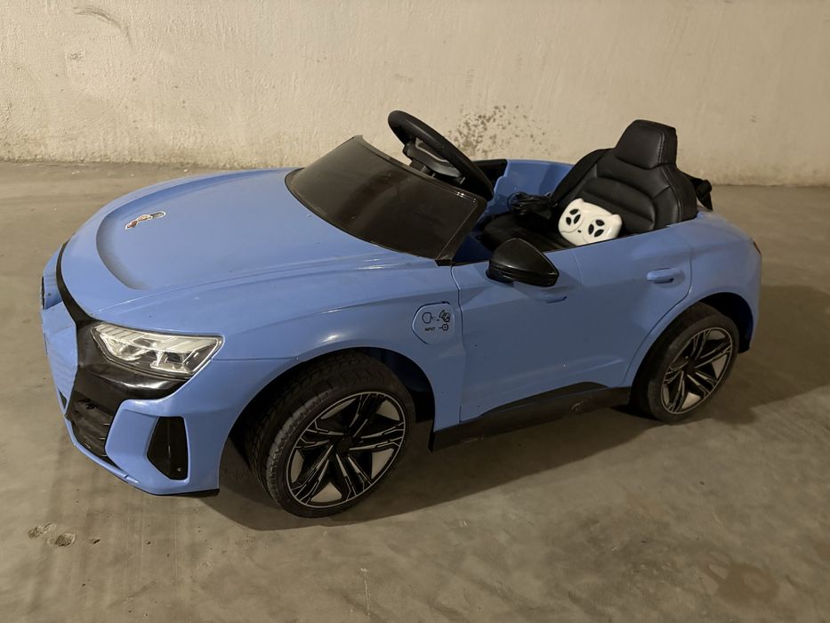Детска акумулаторна кола Audi e-tron