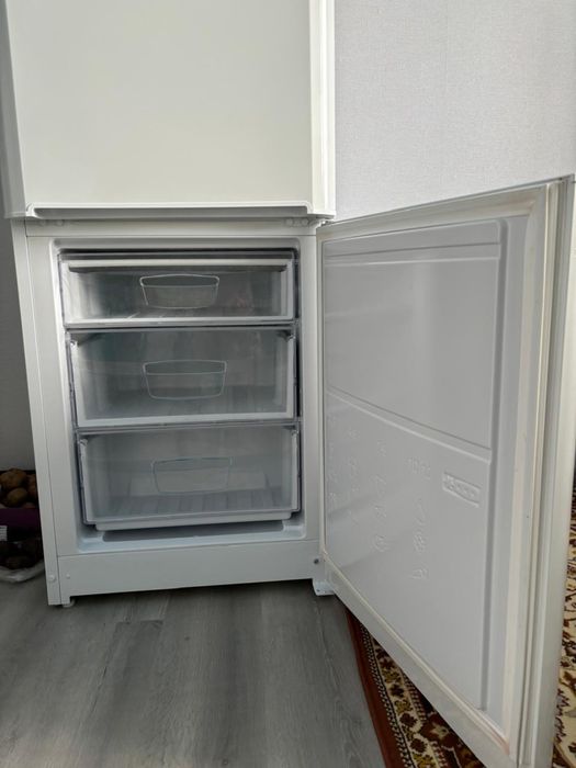 Холодильник Indesit в хорошем состоянии