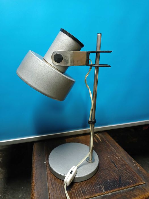 Стара индустриална настолна лампа.