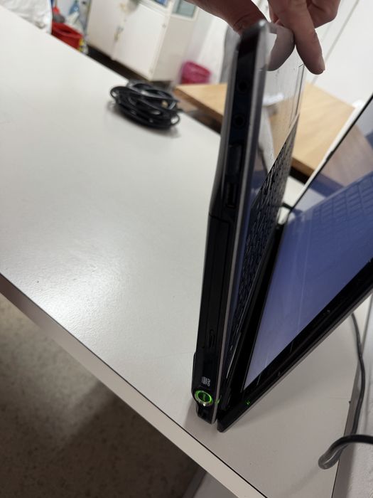 Laptop MSI merge doar in priza