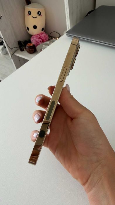 iPhone 13 Pro Gold, използван, но запазен. Върви с кабел за зареждане.