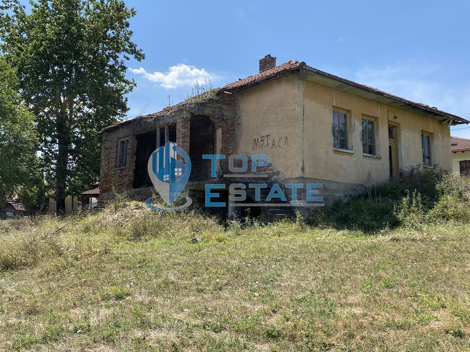 Имот с панорамна гледка в село в Еленския балкан.