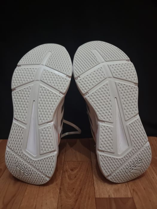 Кроссовки adidas былого цвета