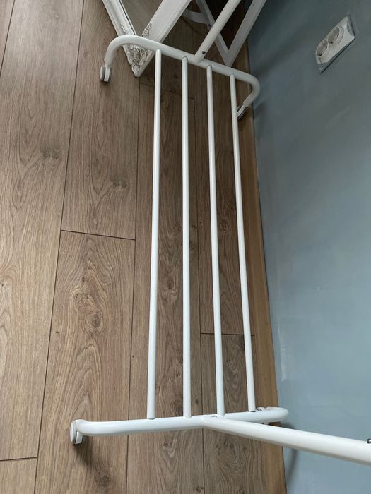 Поставка за закачане на дрехи