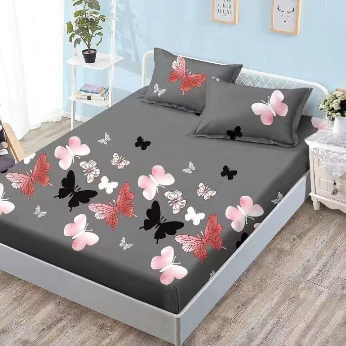 Oferta : trei huse de pat + două fețe de pernă la alegere