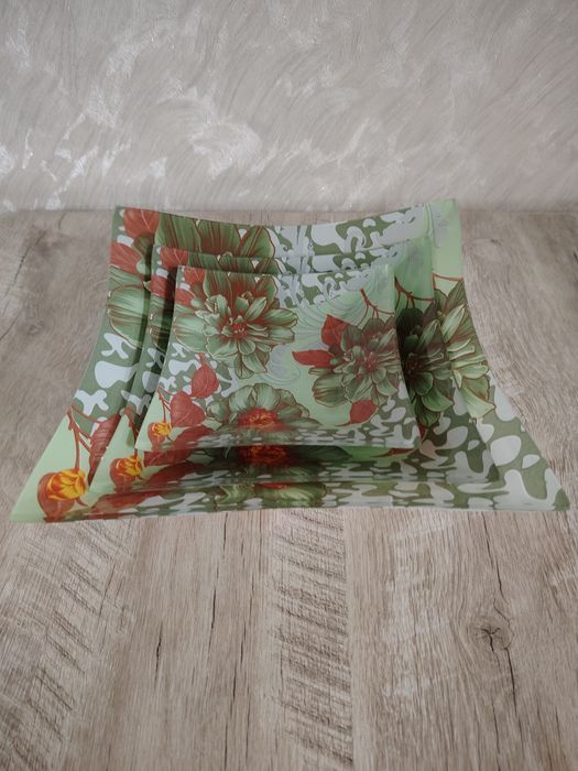 Продам набор салатник и конфетницу.