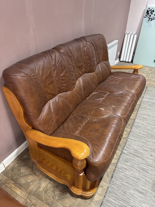 Продам  кожаный диван и 2 кресла