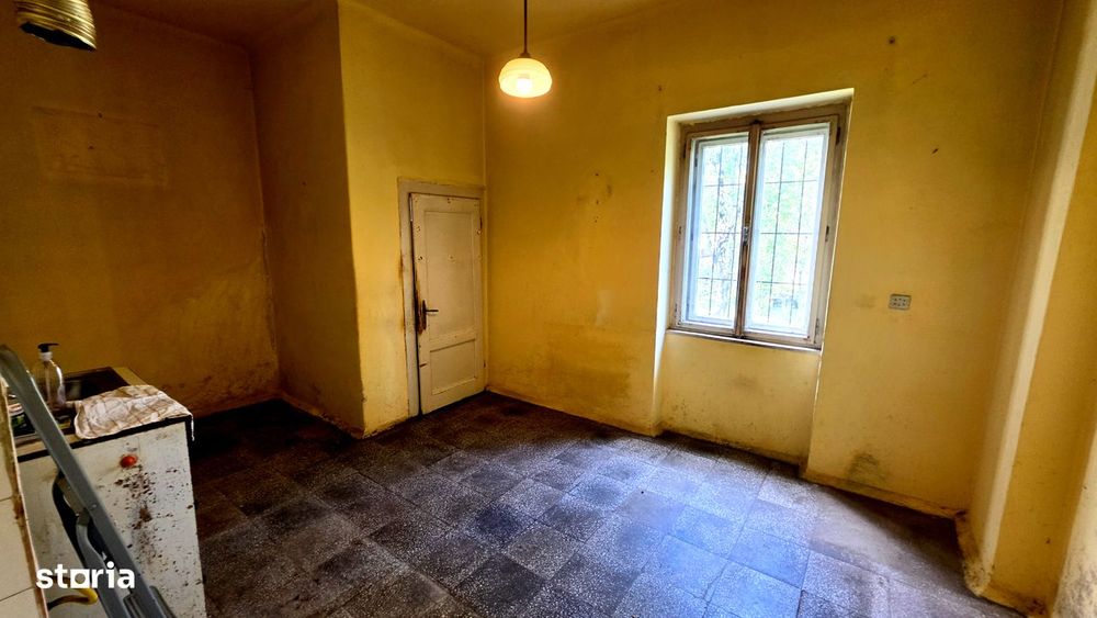 Apartament cu 4 camere , garaj si teren de 420 mp de vanzare zona Sub