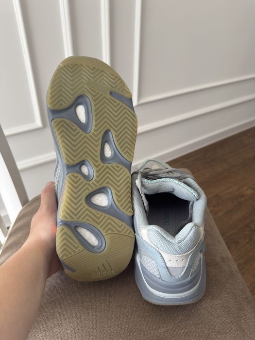 Yeezy boost 700 v2 Inertia