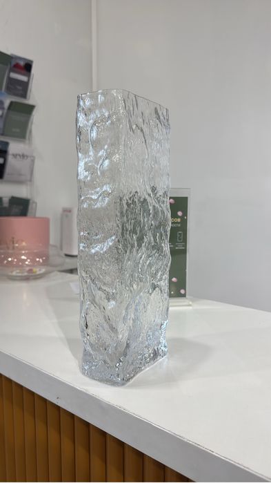 Стеклянная ваза, вместительная