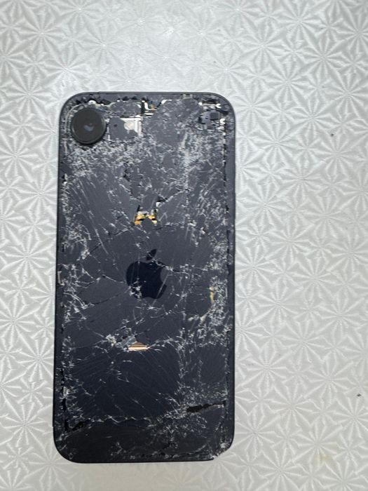 IPhone 16e разбитый