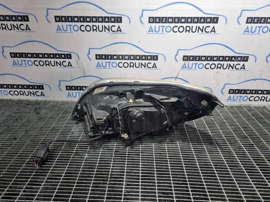 Far Dreapta Volvo XC60 2008 - 2013 SUV 4 Usi (1105) Fara xenon