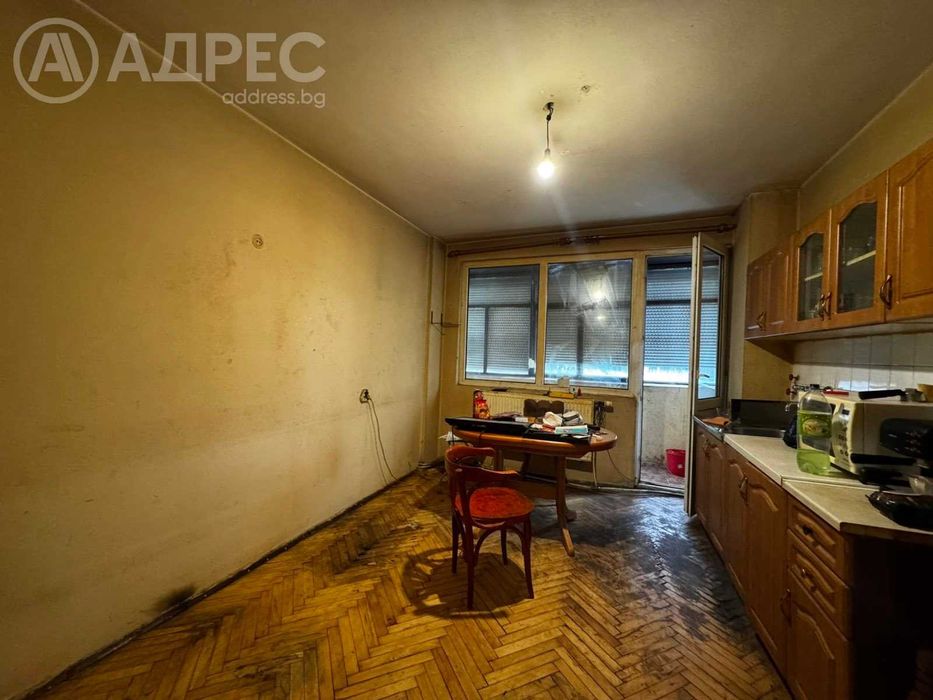 Двустаен апартамент, Център, 65 кв.м., ет. 1, тухла, за ремонт