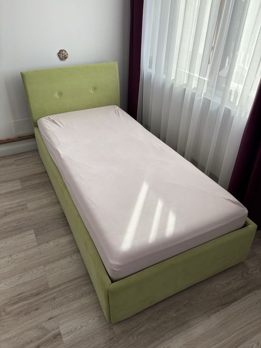 Pat cu saltea 90 x 200 ca nou din Italia