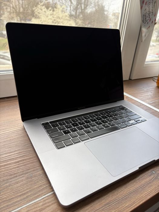 Apple MacBook Pro 16 - Core i7 / 16GB RAM / 500GB SSD / Radeon Pro 5500M