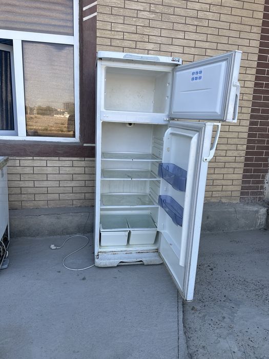 Холодилник брюса ишлаб турипти