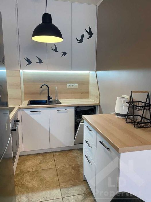 Дава се под наем Двустаен апартамент в к.к. Св.Св. Константин и Елена - 67 кв.м за 612 € - Снимка #1