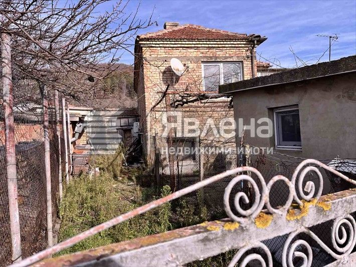 Самостоятелна къща с двор в с.Горица