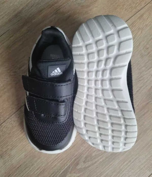 Papuci Biomecanics si Adidas
